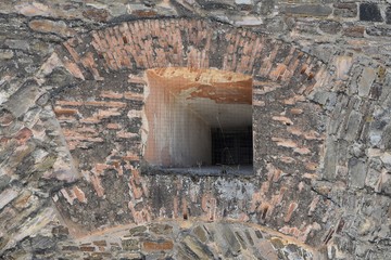 okna i sukiennice w zabytkowych fasadach domu © Iwona