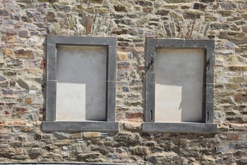 Zabytkowe okna i sukiennice w fasadzie domu © Iwona