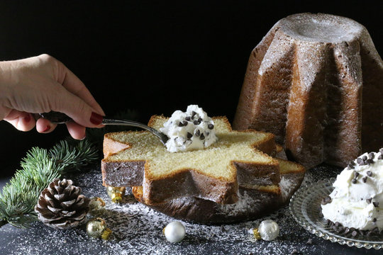 Fetta di Pandoro tradizionale italiana di Natale con crema e gocce di cioccolato