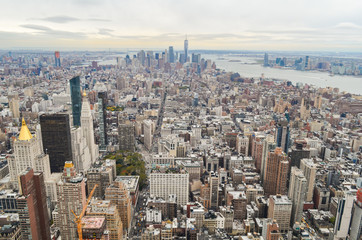 Fototapeta premium Wieżowce Nowego Jorku na dachu miejskiego widoku z nieba i pochmurnego tła.