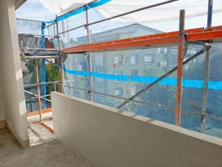 Baustelle mit Gerüst auf dem Balkon