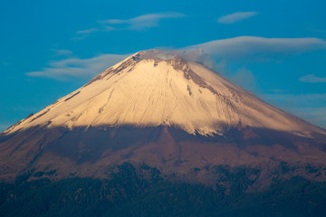 Fototapeta premium Active Popocatepetl volcano in Mexico