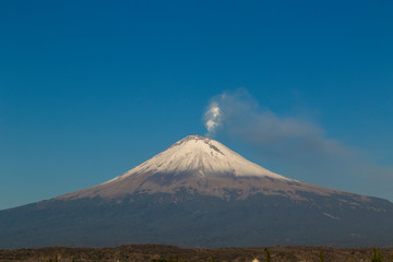 Fototapeta na wymiar Active Popocatepetl volcano in Mexico