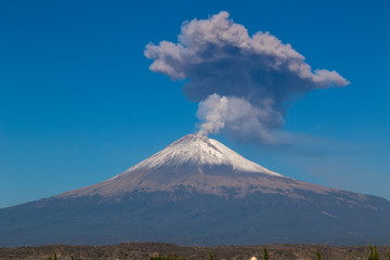 Fototapeta premium Active Popocatepetl volcano in Mexico,fumarole