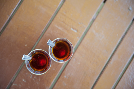 Masa ve &ccedil;ay bardakları