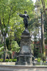 Denkmal barbusige Frau im Park