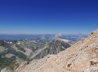 altezza, silenzio, spiritutralità nella panoramica scalata al Gran Sasso in Abruzzo, Italia