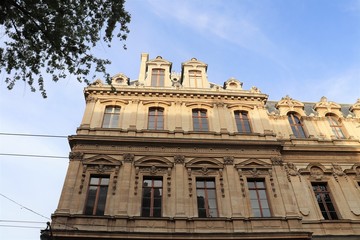 Fototapeta na wymiar Ville de Lyon - Façade typique d'immeuble lyonnais à Lyon 2 ème arrondissement, en presqu'île, Juin 2019