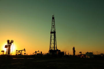 Obraz premium Oil drilling derrick in oilfield