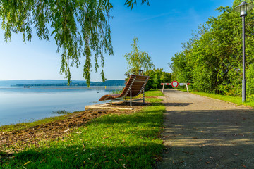 Hochwasser im Sommer am Bodensee mit Warnschild 