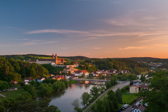 Kloster Reichenbach in der Oberpfalz am Fluss Regen bei Sonnenuntergang