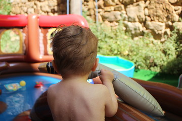 enfant a la piscine en été