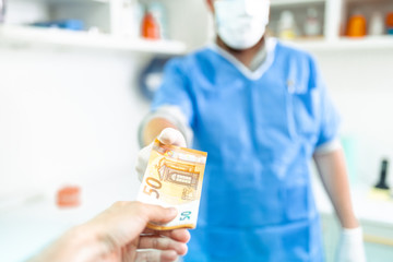 Dentista ricco e truffatore intasca soldi in nero dopo la prestazione medica
