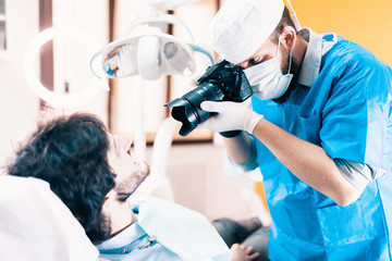 Fotografia Odontoiatrica di un paziente sulla poltrona del dentista. - obrazy, fototapety, plakaty