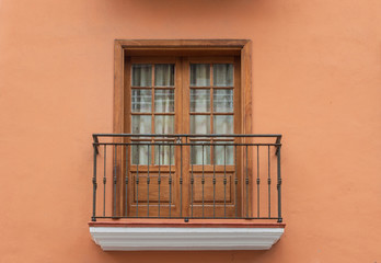 Holzfenster mit Balkon eines mediterranen Hauses