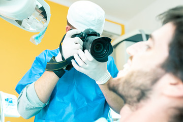 Fotografia Odontoiatrica di un paziente sulla poltrona del dentista.