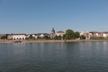 Fototapeta na wymiar View on the Mainz from the Rhine river