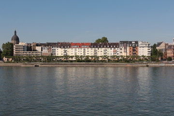 Fototapeta na wymiar View on the Mainz from the Rhine river