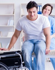 Obraz premium Patient undergoing rehabilitation recovery programme with doctor