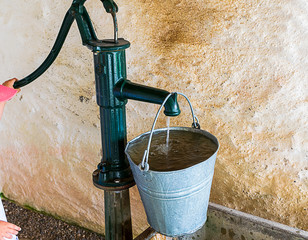 Eine alte Wasserpumpe fördert Wasser 