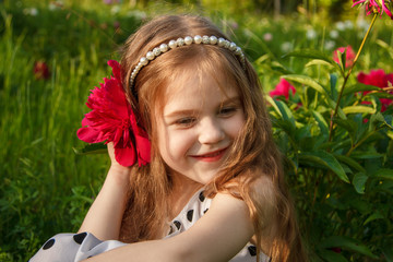 Naklejka premium little girl in a flower field