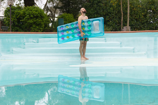 Leerer Pool mit einem wartenden Badegast