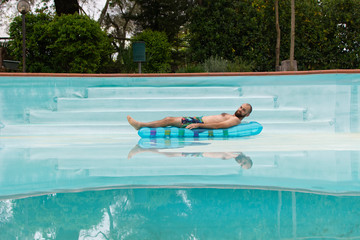 Badegast auf einer Luftmatratze