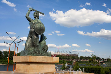 Pomnik Syreny w Warszawie na Powiślu, w tle Wisła i Stadion Narodowy - obrazy, fototapety, plakaty