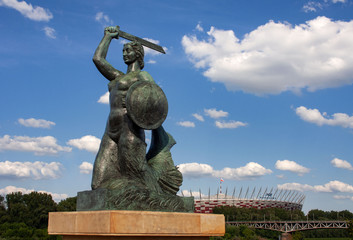 Pomnik Syreny w Warszawie na Powiślu, w tle Wisła i Stadion Narodowy © Monika
