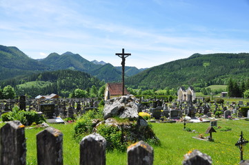 Kreuz auf Friedhof