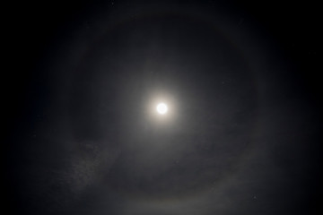 Seltenes Naturphänomen einer Mondhalo