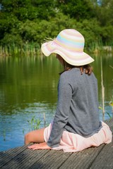 enfant observant la nature aquatique