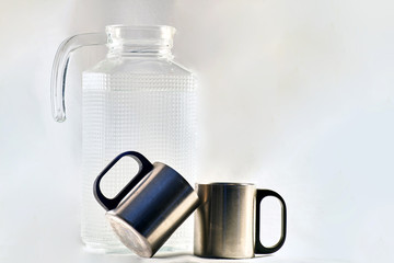 Tasses en métal et pichet d'eau