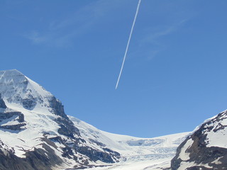 Jet stream in the sky by the mountains