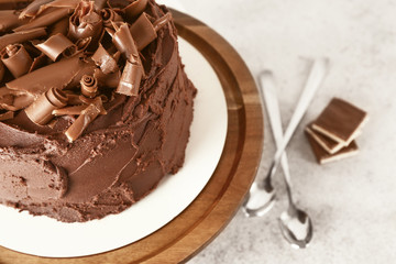 Stand with tasty chocolate cake on table