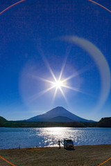 富士山と光芒、山梨県富士河口湖町精進湖にて