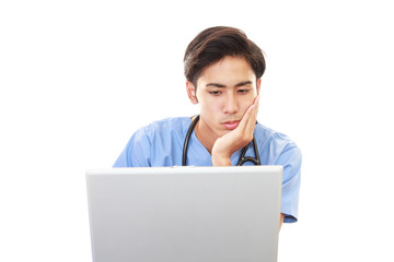 疲れた表情の医師