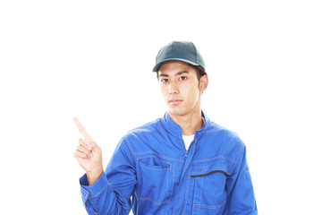 指示する笑顔の労働者