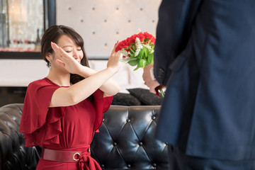 プロポーズを断る女性