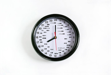 文字盤に日本語の時間割が書いてある24時間時計