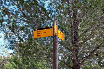 poste indicador en cruce de caminos