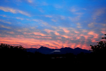 山里の赤い夕焼け空