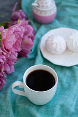Obraz na płótnie Canvas A tasty treat: a cup of coffee and a plate of marshmallows.
