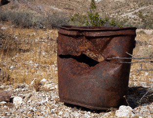 Obraz premium An old rusted gallon size tin can in the desert at the ghost town of Rhyolite, Nevada, USA.