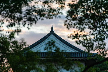 夜明けの空と古い建築物