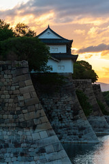 夜明けの大阪城とオレンジ色の雲
