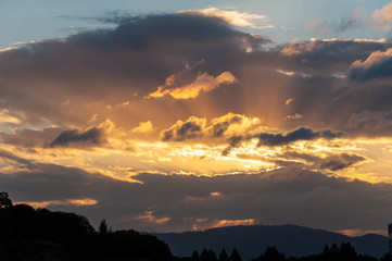 朝日と雲が作り出す光と影