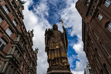 Erzbischof Ansgar Statue auf der Trostbrücke in Hamburg