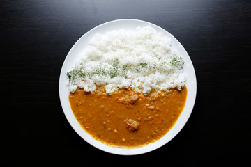 白い丸いプレートのカレーライス