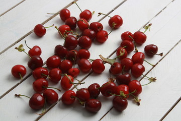 Obraz na płótnie Canvas delicious cherries on wooden background